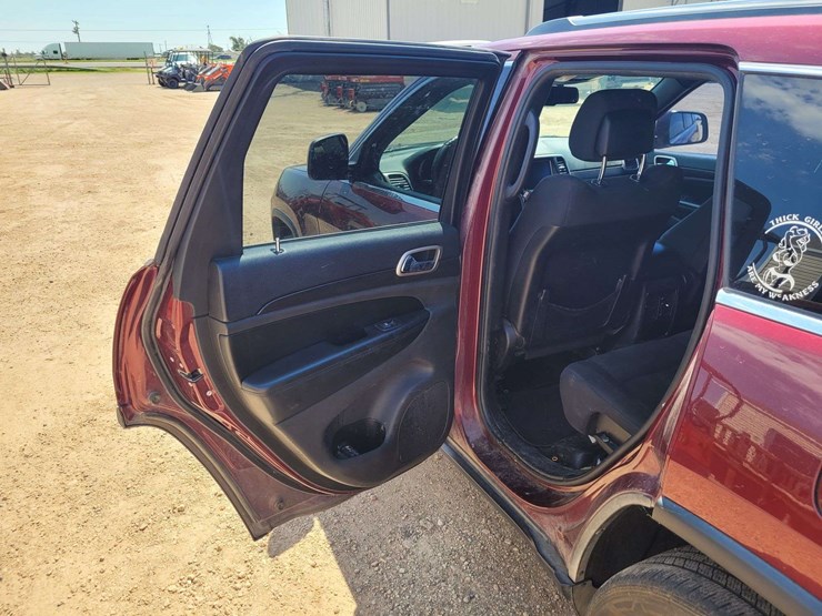 2016-jeep-grand-cherokee-laredo-image-5