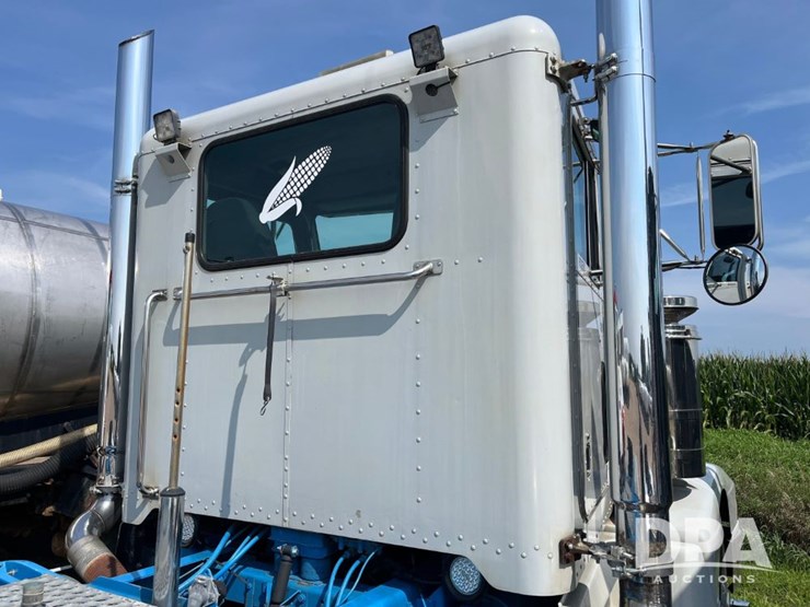 1993-peterbilt-377-image-26