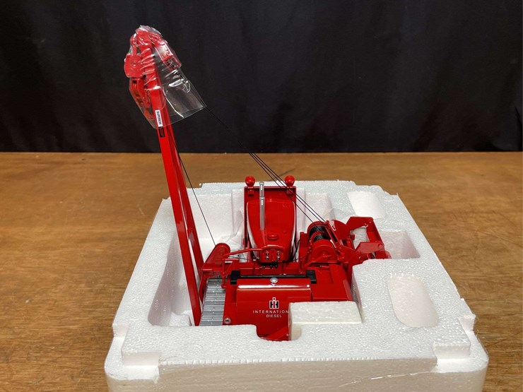 1/25-ih-td24-crawler-w/superier-pipe-layer-nib-sc-image-11
