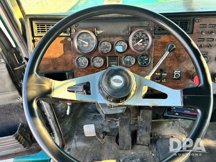 1993-peterbilt-377-image-96