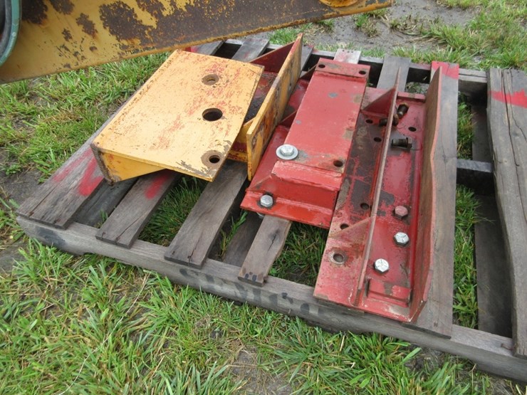 loader-with-ih-brackets-image-3