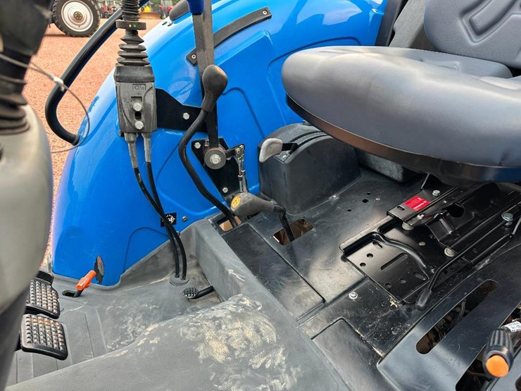 2005-new-holland-tn75a-image-36
