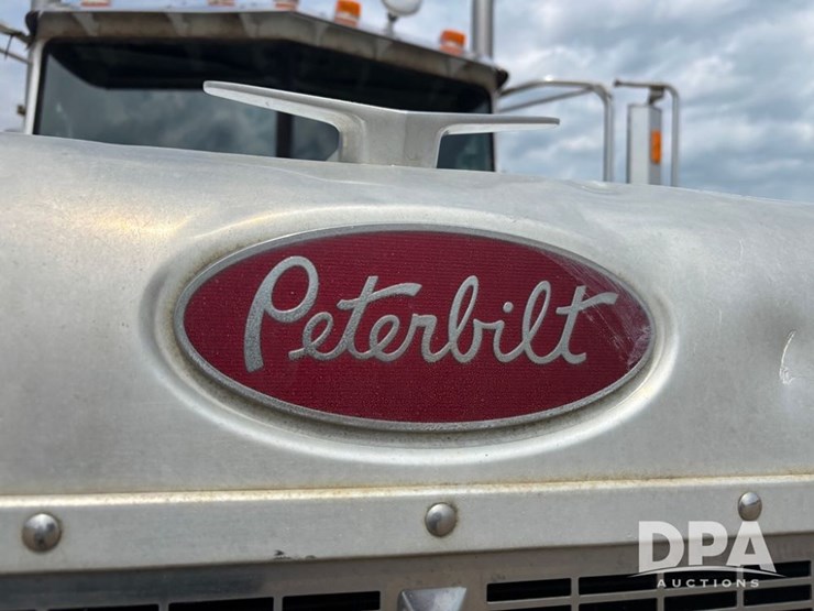 2005-peterbilt-385-image-23
