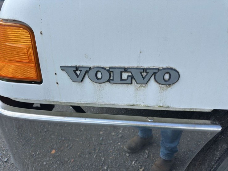 2002-volvo-vnl-t/a-truck-tractor-with-single-bunk-image-15