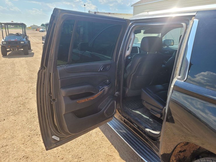 2015-chevrolet-suburban-1500-image-6