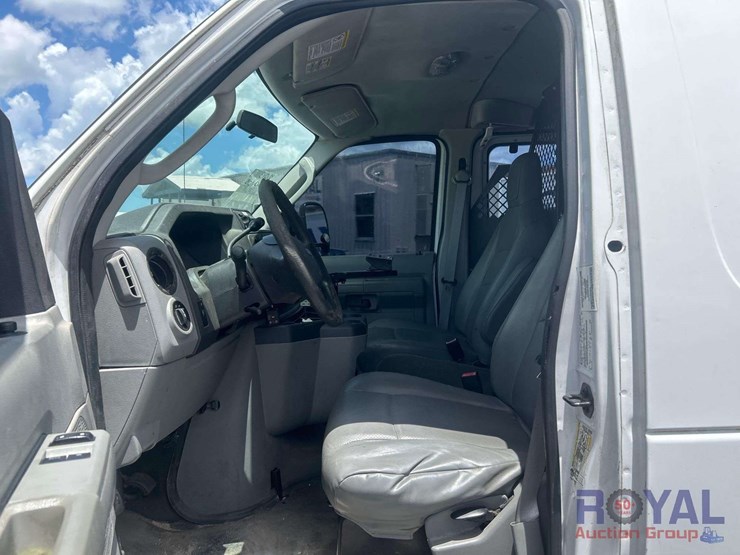 2013-ford-cargo-image-13