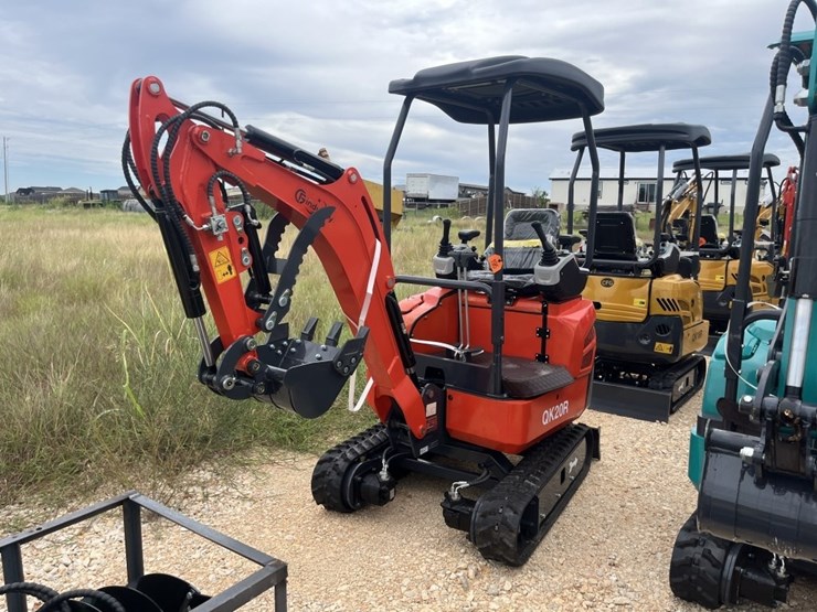 cfg-qk20r-mini-excavator-image-1