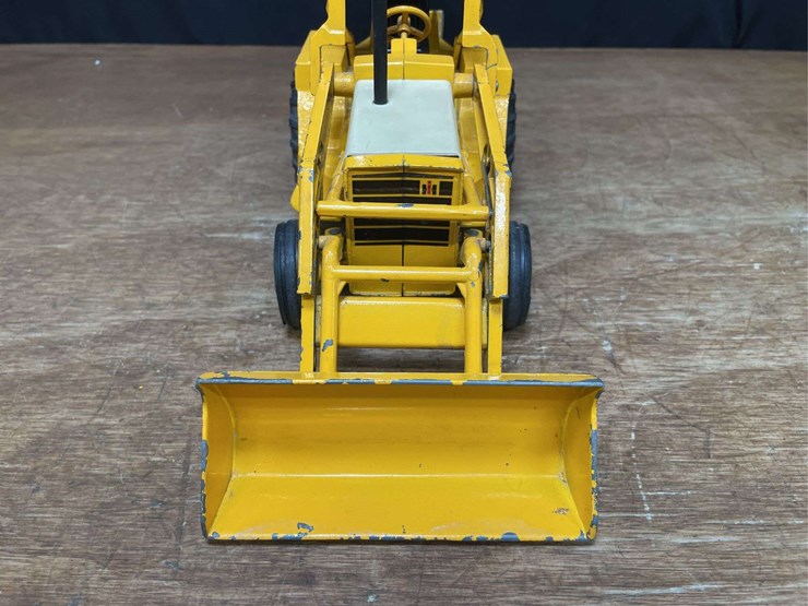 1/16-ih-backhoe-ertl-image-10