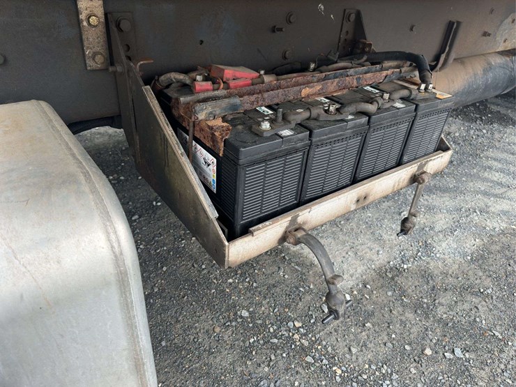 2005-freightliner-m2-106-t/a-dump-truck-(26’-box)-image-13