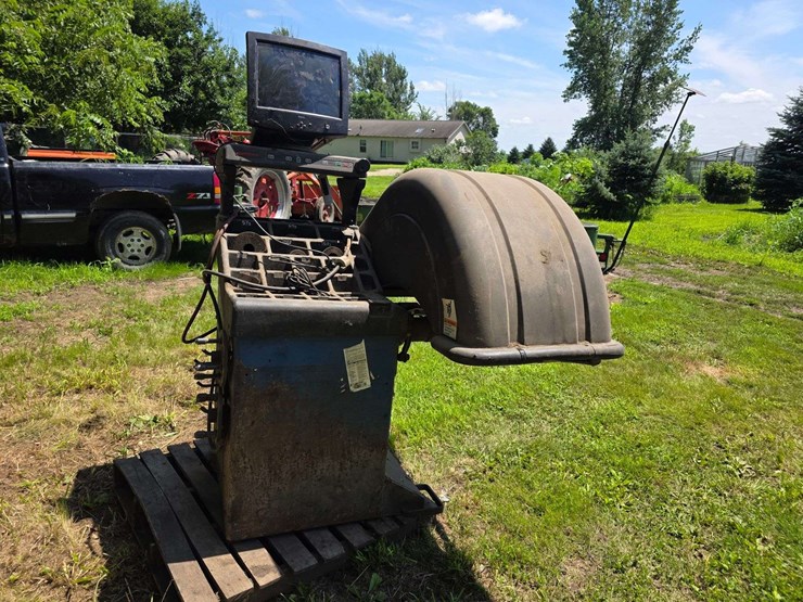 hunter-tire-balancer-*needs-new-card,-worked-otherwise,-220v-single-phase-image-12
