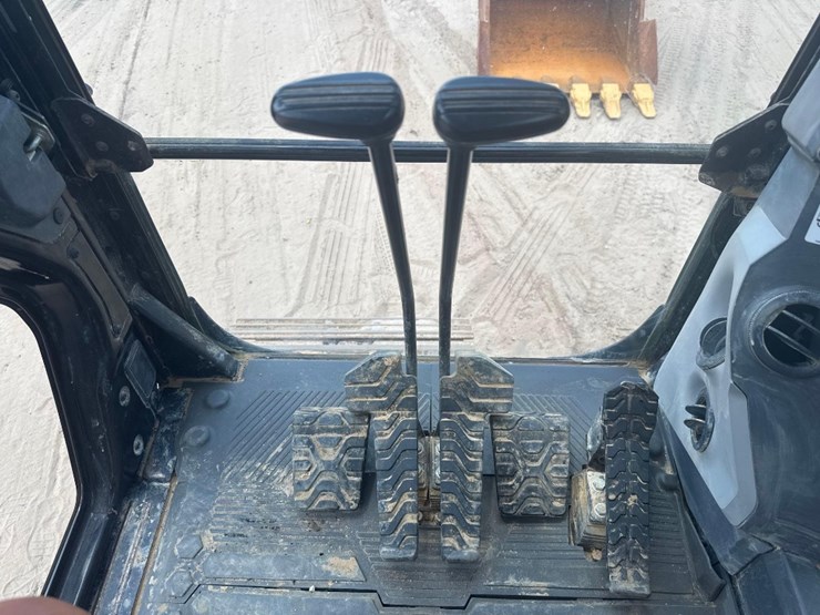2018-caterpillar-320gc-image-37