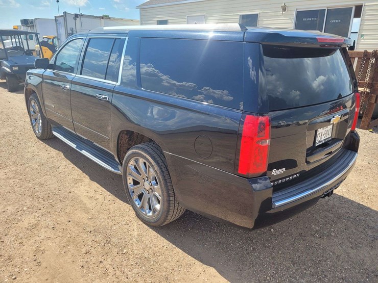 2015-chevrolet-suburban-1500-image-5