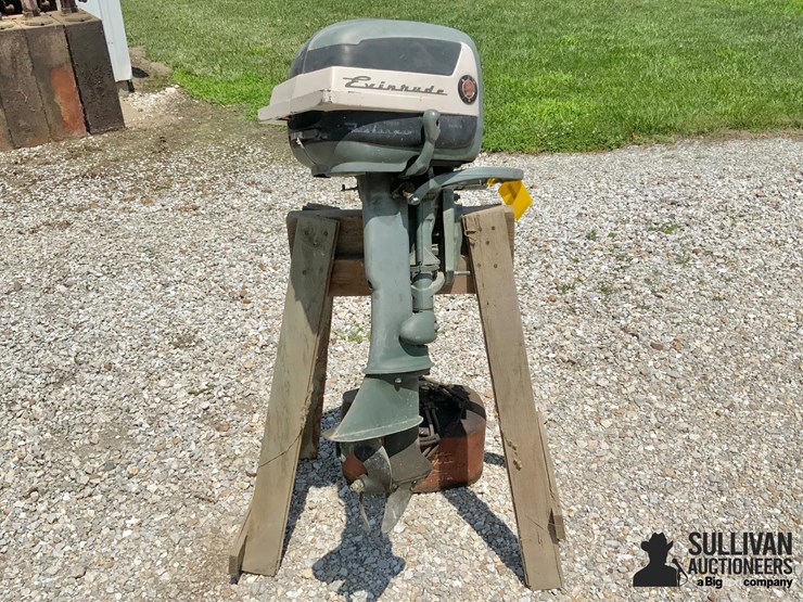 1957-evinrude-fisherman-5.5-outboard-motor-image-1