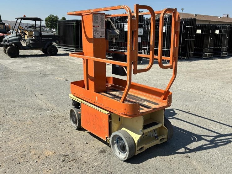 2010-jlg-1230es-image-4