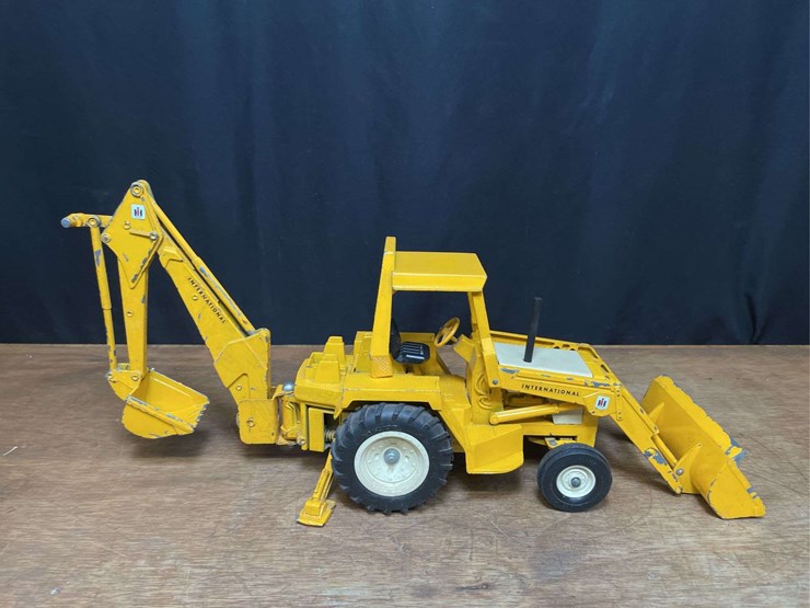 1/16-ih-backhoe-ertl-image-7