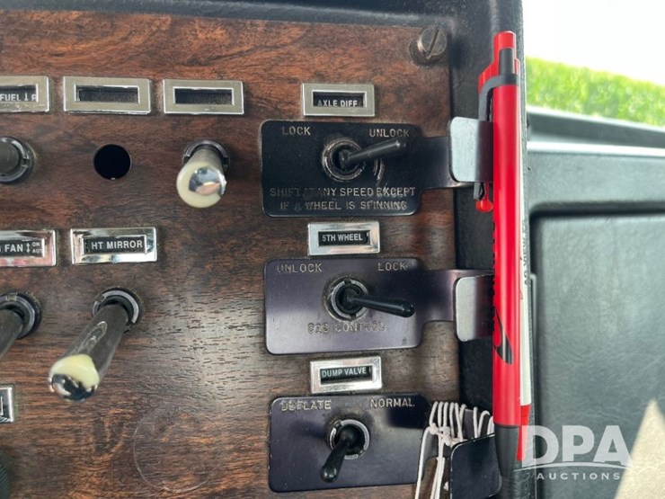 1993-peterbilt-377-image-64