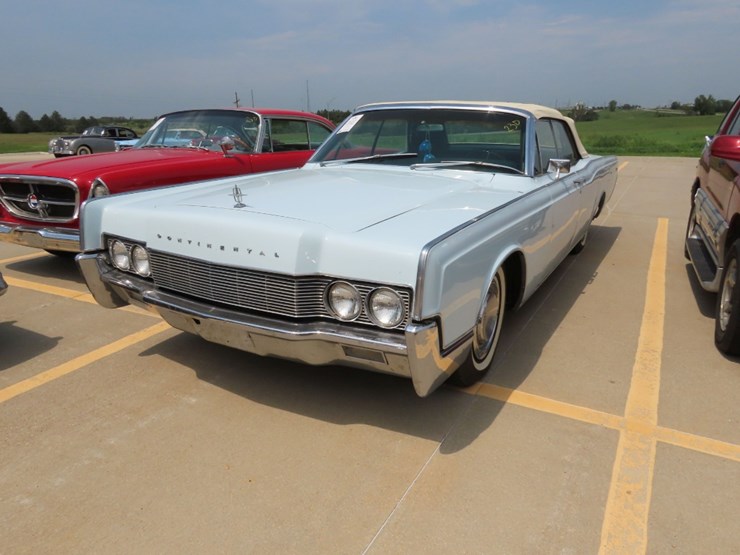 1967-lincoln-continental-convertible-image-3