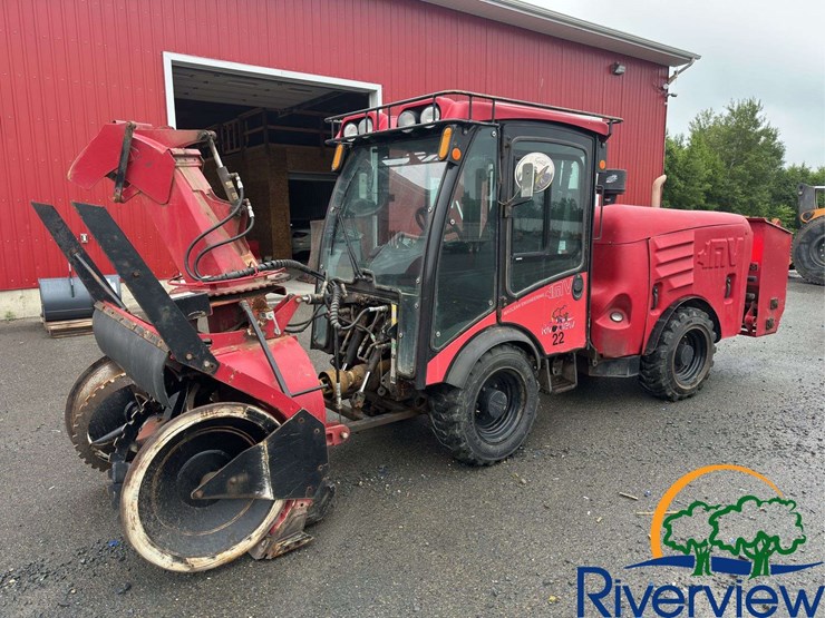 maclean-engineering-mv-sidewalk-blower-with-drop-spreader-and-snowblower-image-1