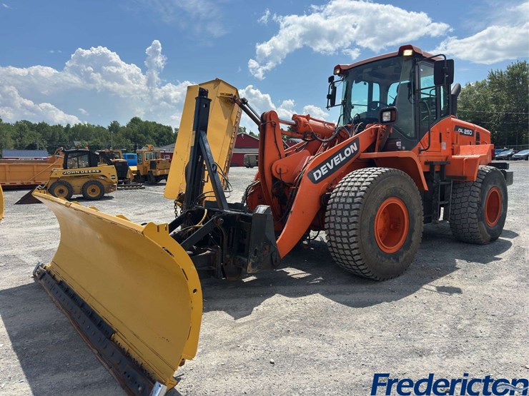 2014-doosan-dl250-image-1