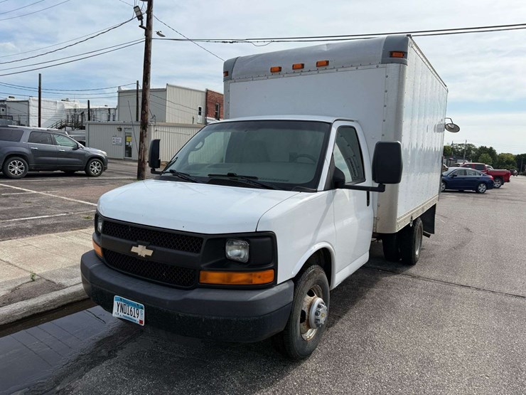 2009-chevrolet-express-3500-image-2