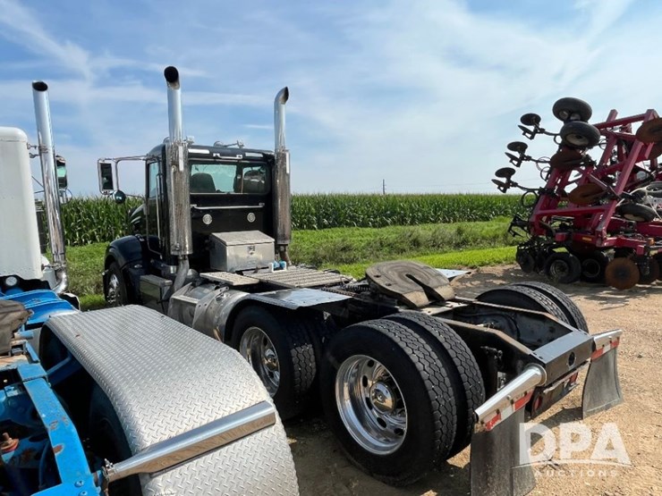 2008-peterbilt-384-image-12