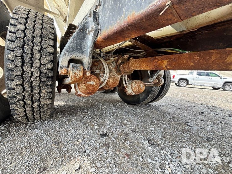 2005-caterpillar-10-image-55