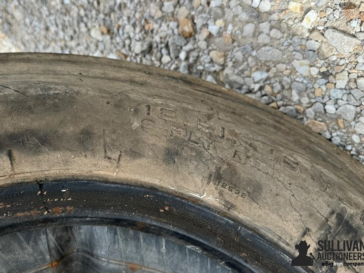 12.5l-15-implement-tires-image-11