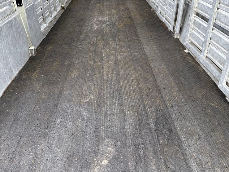 2012-featherlite-7ft-x-24ft-aluminum-gooseneck-livestock-trailer-image-28