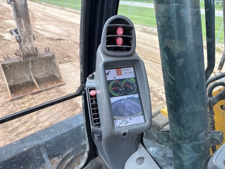 2023-deere-135g-image-30