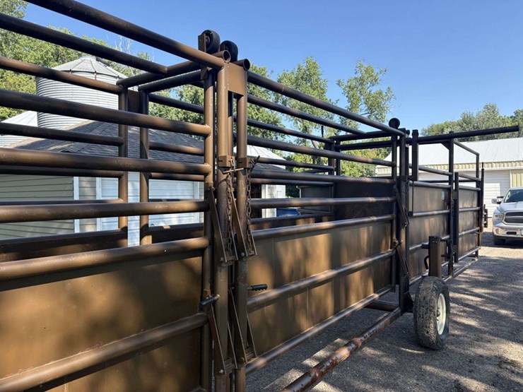 bz-welding-portable-cattle-tub/alley,-adjustable-width-alley,-slide-gates-on-both-ends-of-alley,-tub-image-13