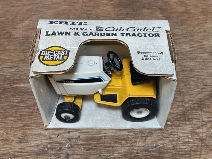 1/16-ih-cub-cadet-l&g-nib-ertl-image-2