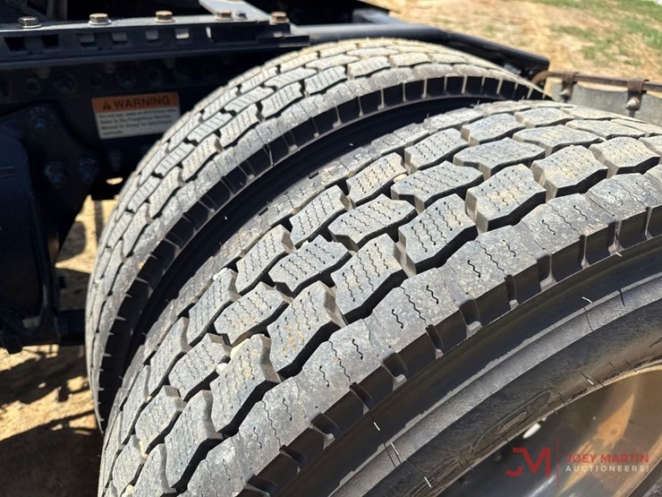 2020-freightliner-day-cab-truck-tractor-image-9
