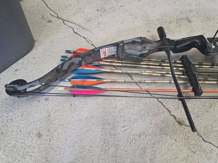 compound-bow-with-7-arrows-and-quiver,-pearson-renegade-brand,-45lb-pull-image-6