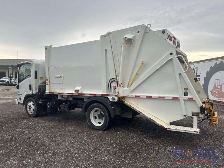 2021-isuzu-nrr-image-4