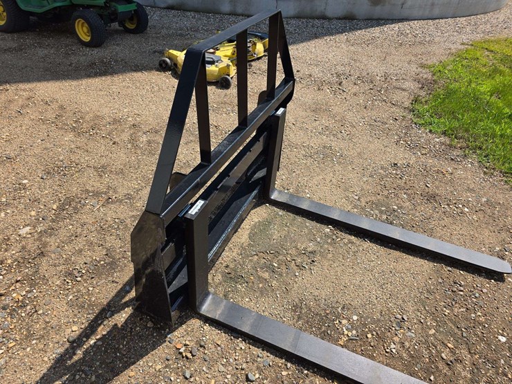 set-of-48”-pallet-forks,-skid-loader-hookup-image-6