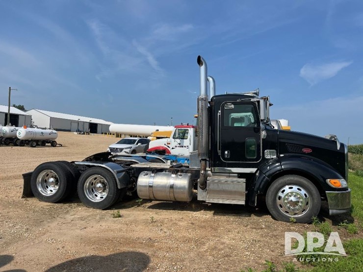 2008-peterbilt-384-image-5