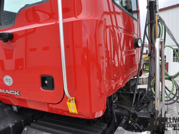 2016-mack-pinnacle-cxu613-t/a-day-cab-truck-tractor-image-17