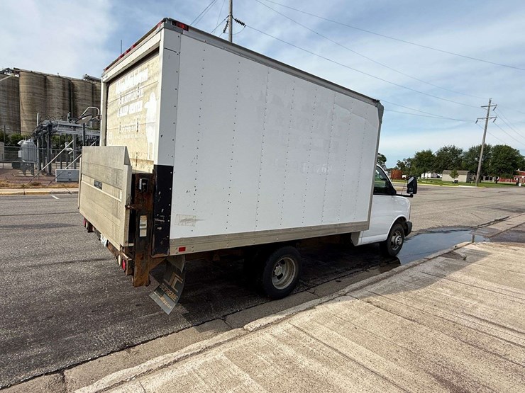 2009-chevrolet-express-3500-image-11