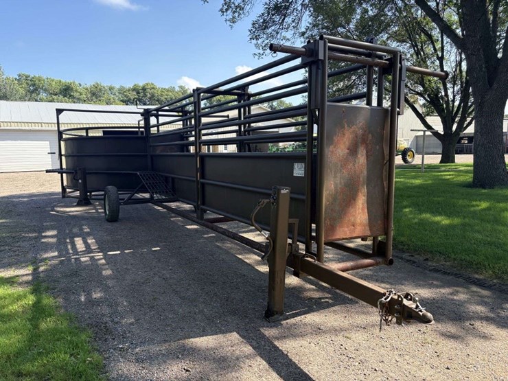 bz-welding-portable-cattle-tub/alley,-adjustable-width-alley,-slide-gates-on-both-ends-of-alley,-tub-image-2