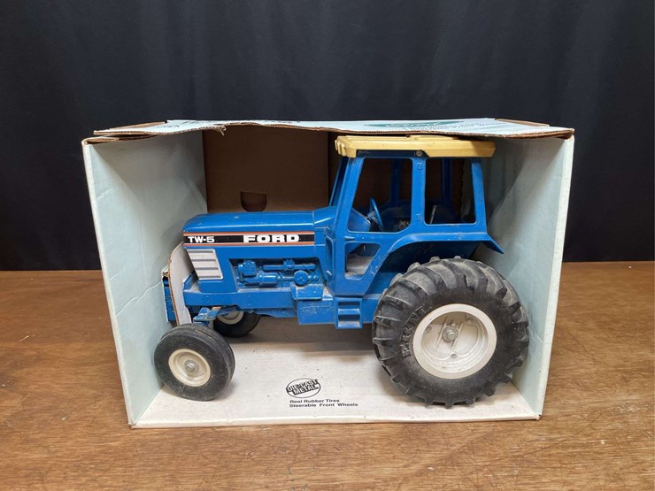 1/12-ford-tw-5-nib-ertl-image-3