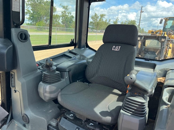 2021-caterpillar-d3-lgp-image-33