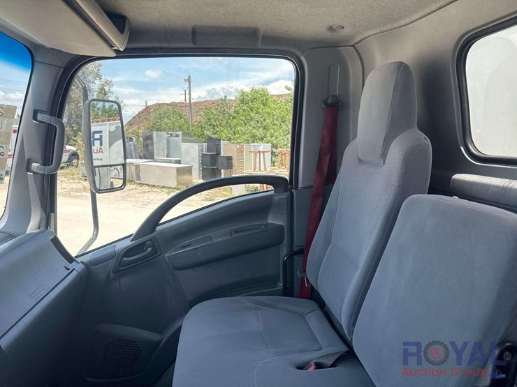 2019-isuzu-npr-image-17