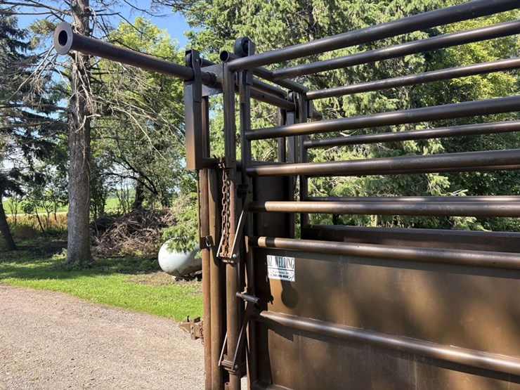 bz-welding-portable-cattle-tub/alley,-adjustable-width-alley,-slide-gates-on-both-ends-of-alley,-tub-image-14