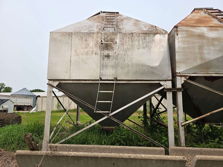 (2)-lowry-30-ton-bulk-bins,-loading-is-available-image-2