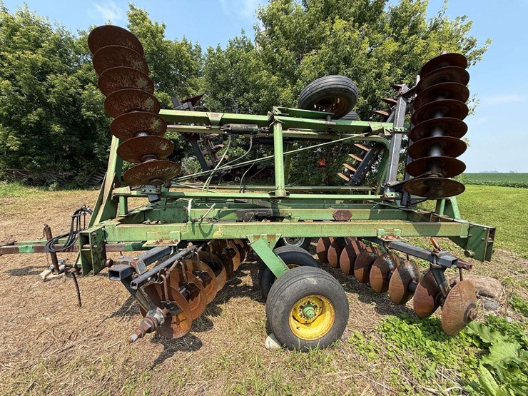 john-deere-235-image-11
