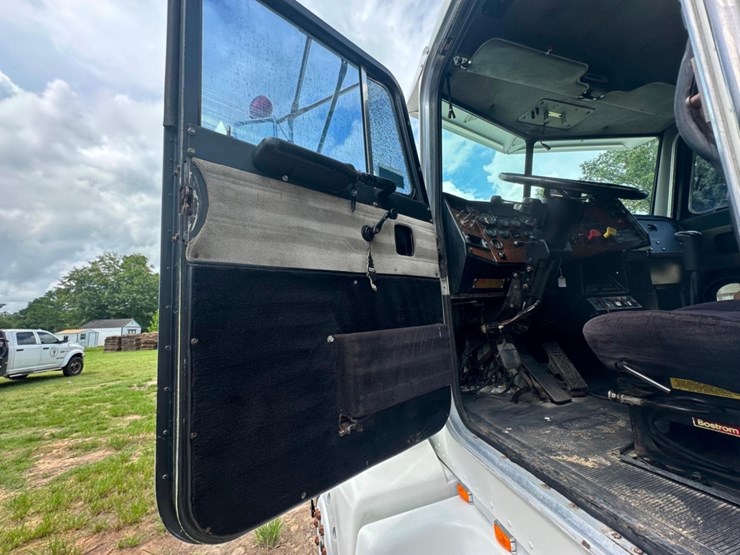 1992-peterbilt-377-image-22