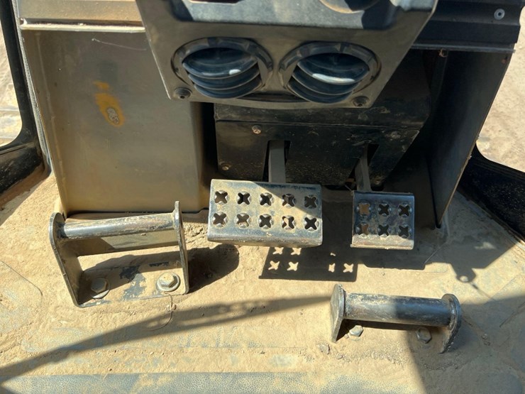 2004-caterpillar-d3g-xl-image-39