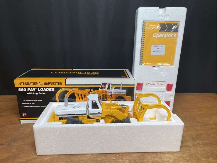 1/25-ih-560-pay-loader-nib-1st-gear-image-1