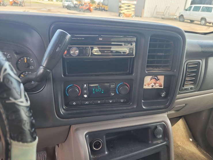 2004-chevrolet-tahoe-image-12