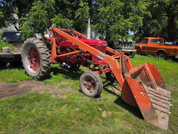 farmall-h-with-dual-loader,-wide-front,-6.00-16-fronts,-13.6-38-rears,-540-pto-with-loader-pump,-whe-image-1
